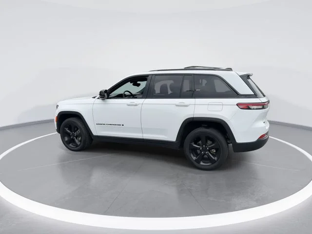Used 2023 White/off-white Jeep Altitude X image 6