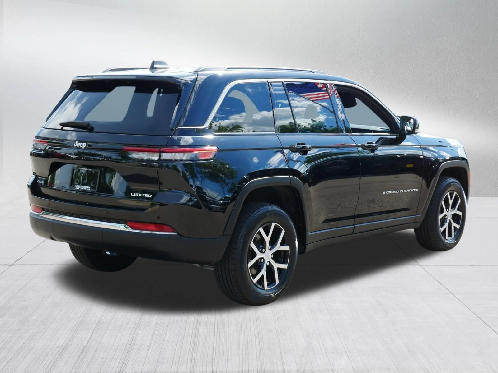 Used 2025 Diamond Black Crystal Pearlcoat Jeep Limited image 7