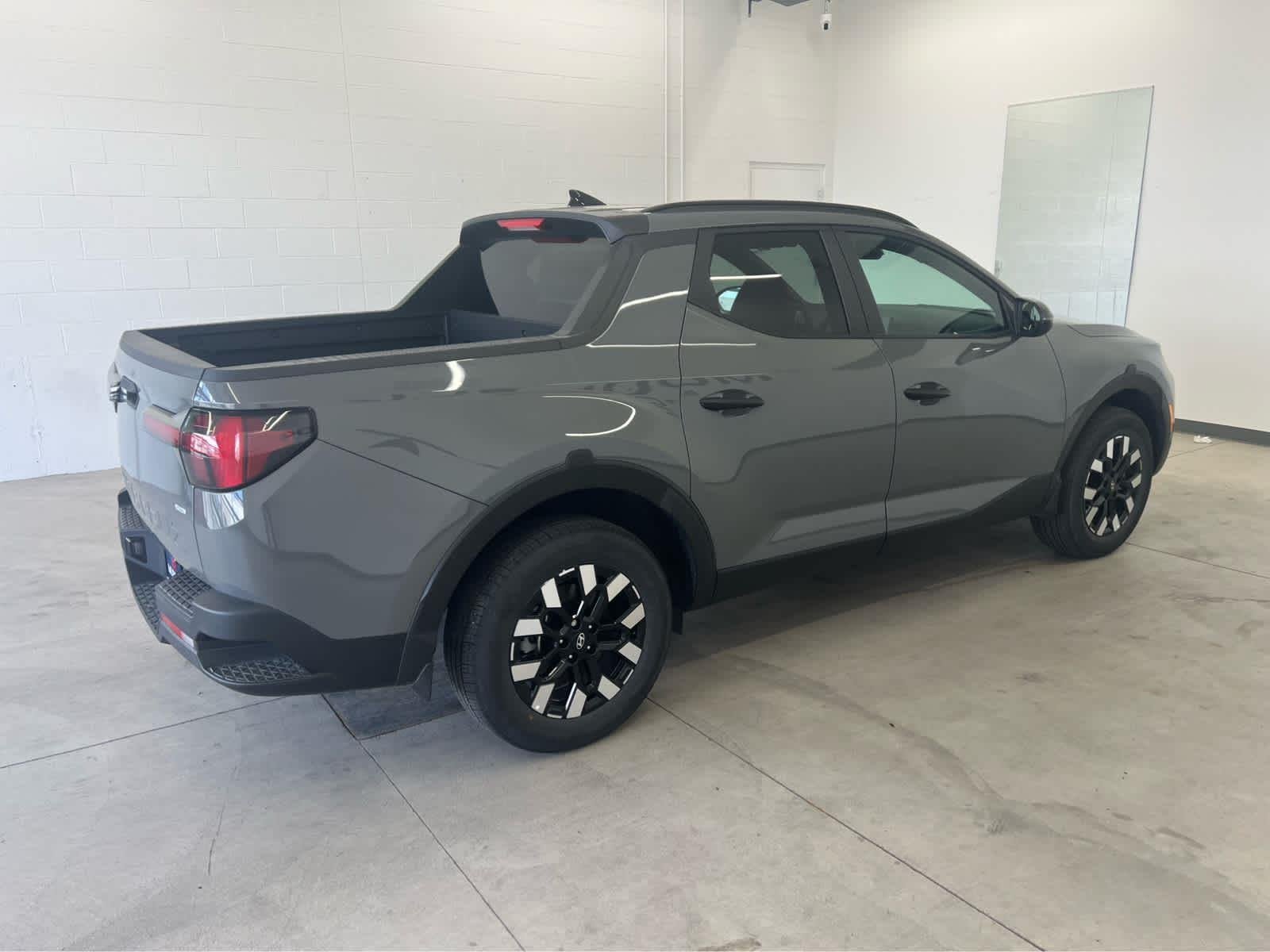 Used 2025 Hampton Gray Hyundai SEL image 4