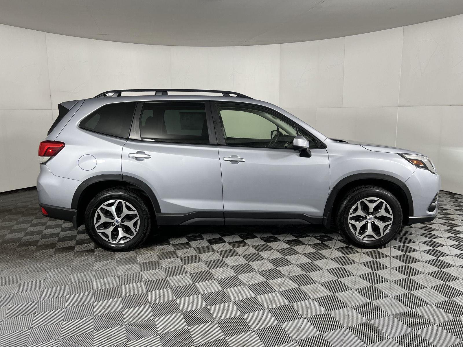 Used 2023 Ice Silver Metallic Subaru Premium image 9
