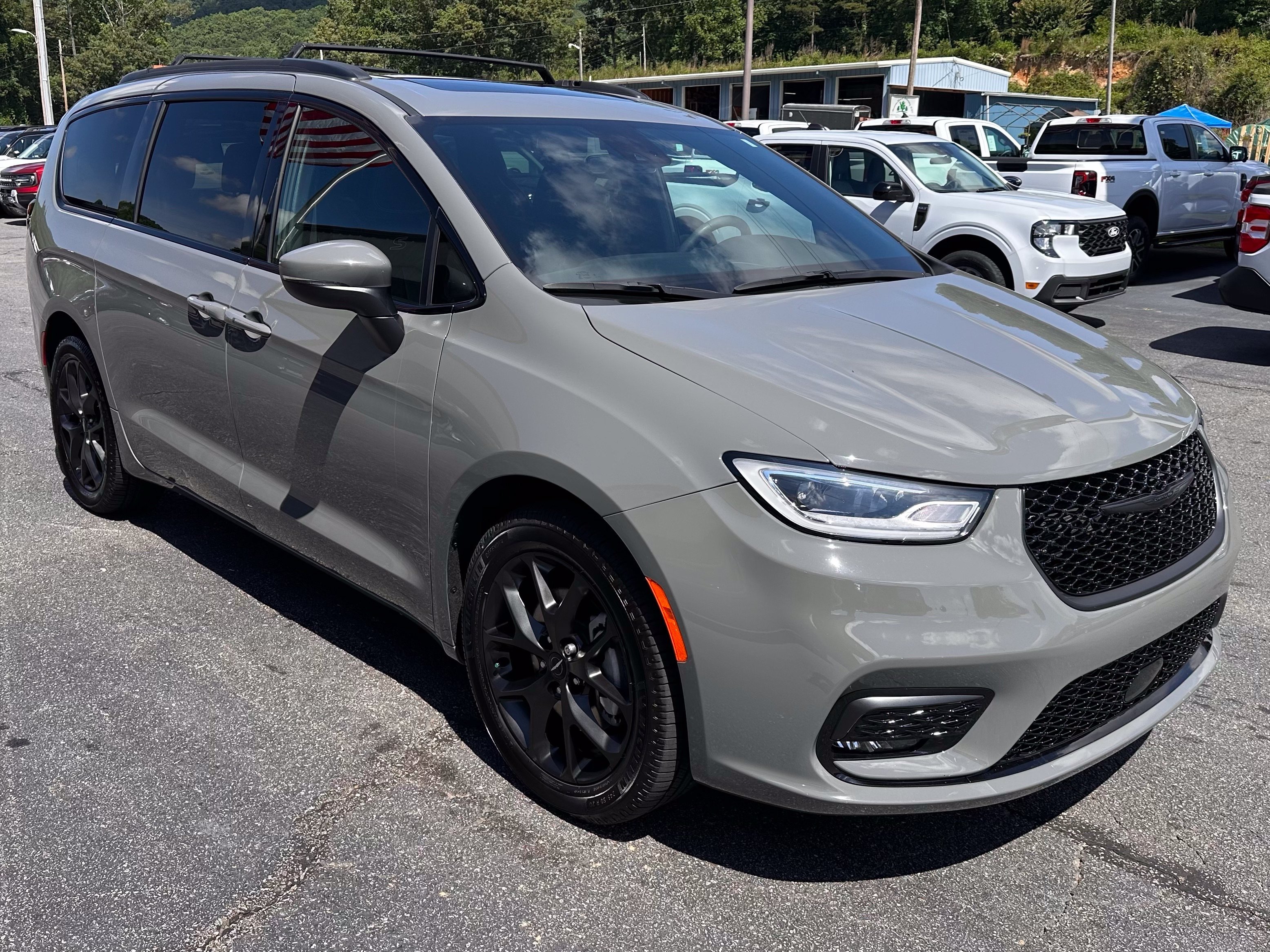 Certified Used 2023 Ceramic Gray Clearcoat Chrysler Touring L image 4