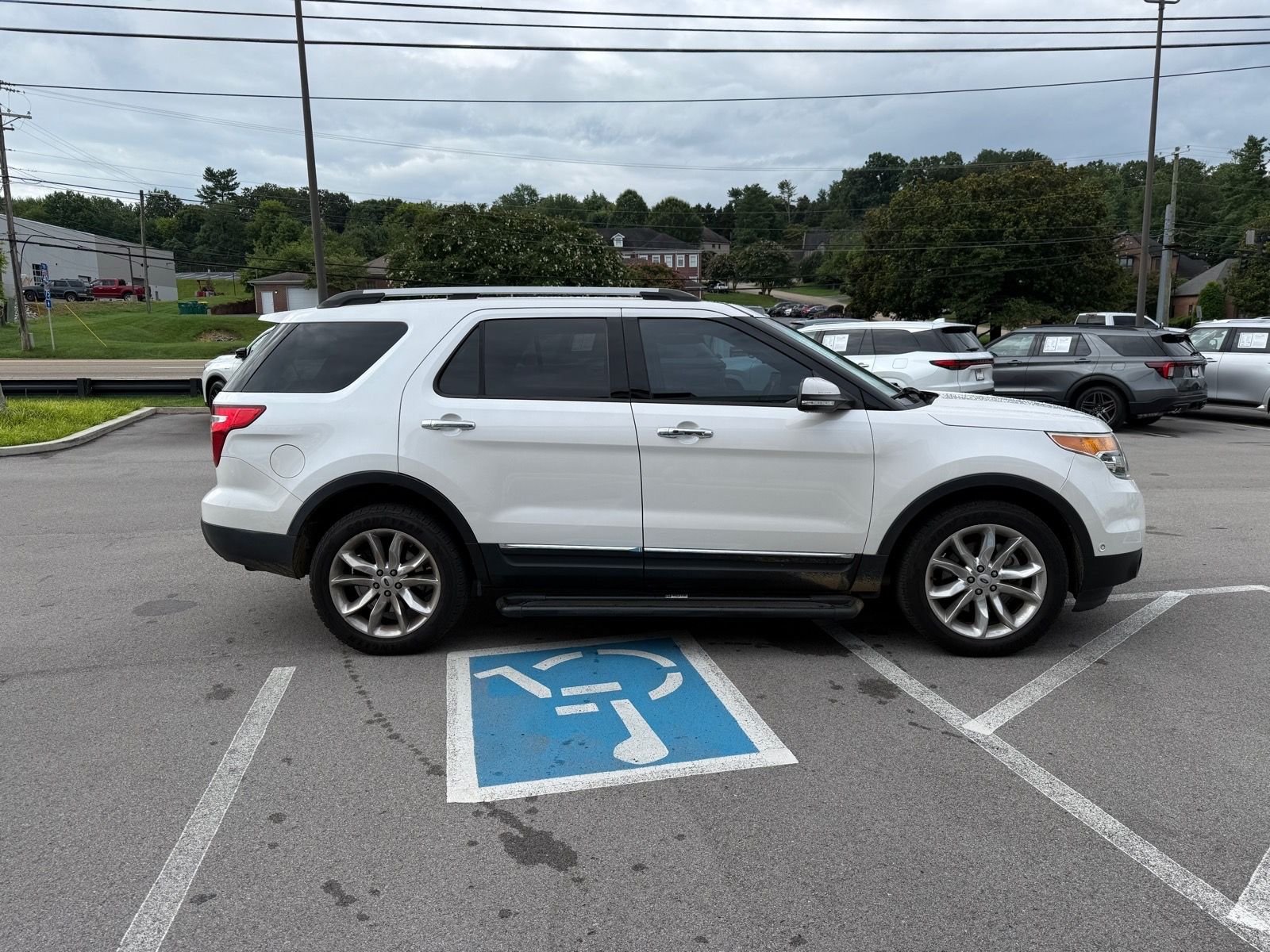 Used 2013 White Platinum Clearcoat Metallic Ford Limited image 7