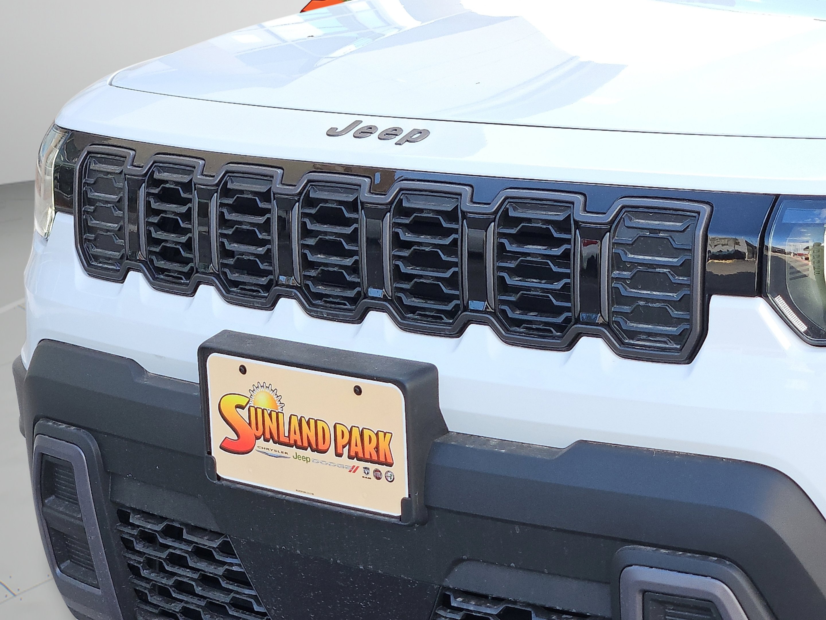 New 2026 Bright White Clear-Coat Exterior Paint Jeep Laredo image 7