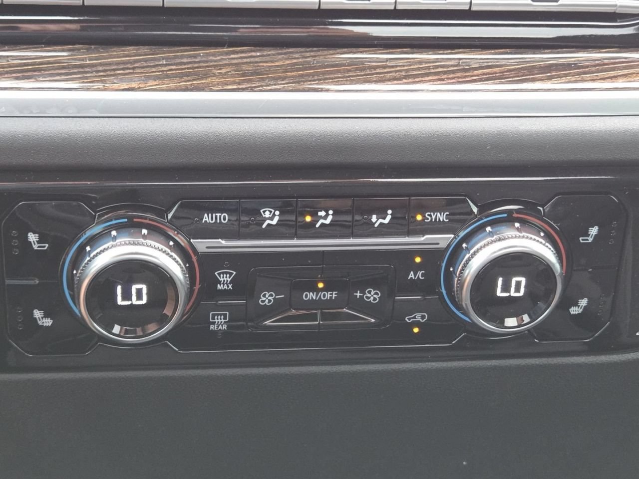 New 2026 Summit White GMC SLE image 28