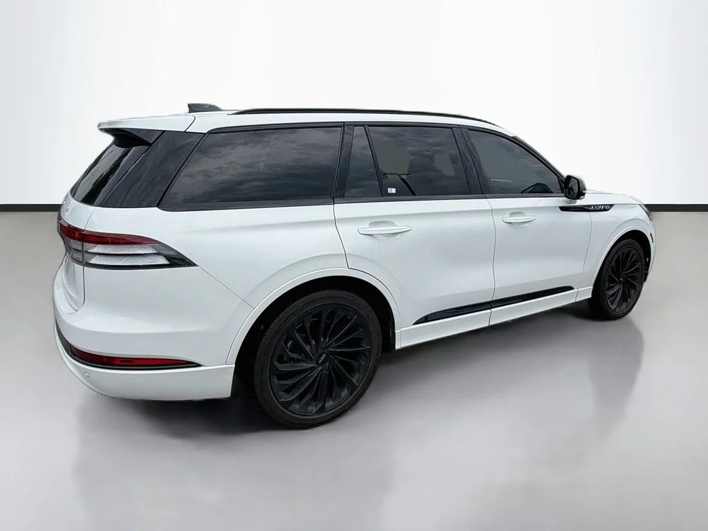 Used 2025 White Lincoln Reserve image 4
