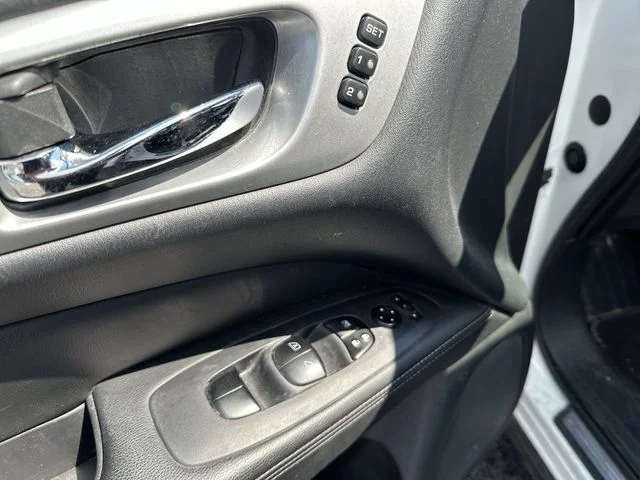 Used 2019 White Nissan SL image 17