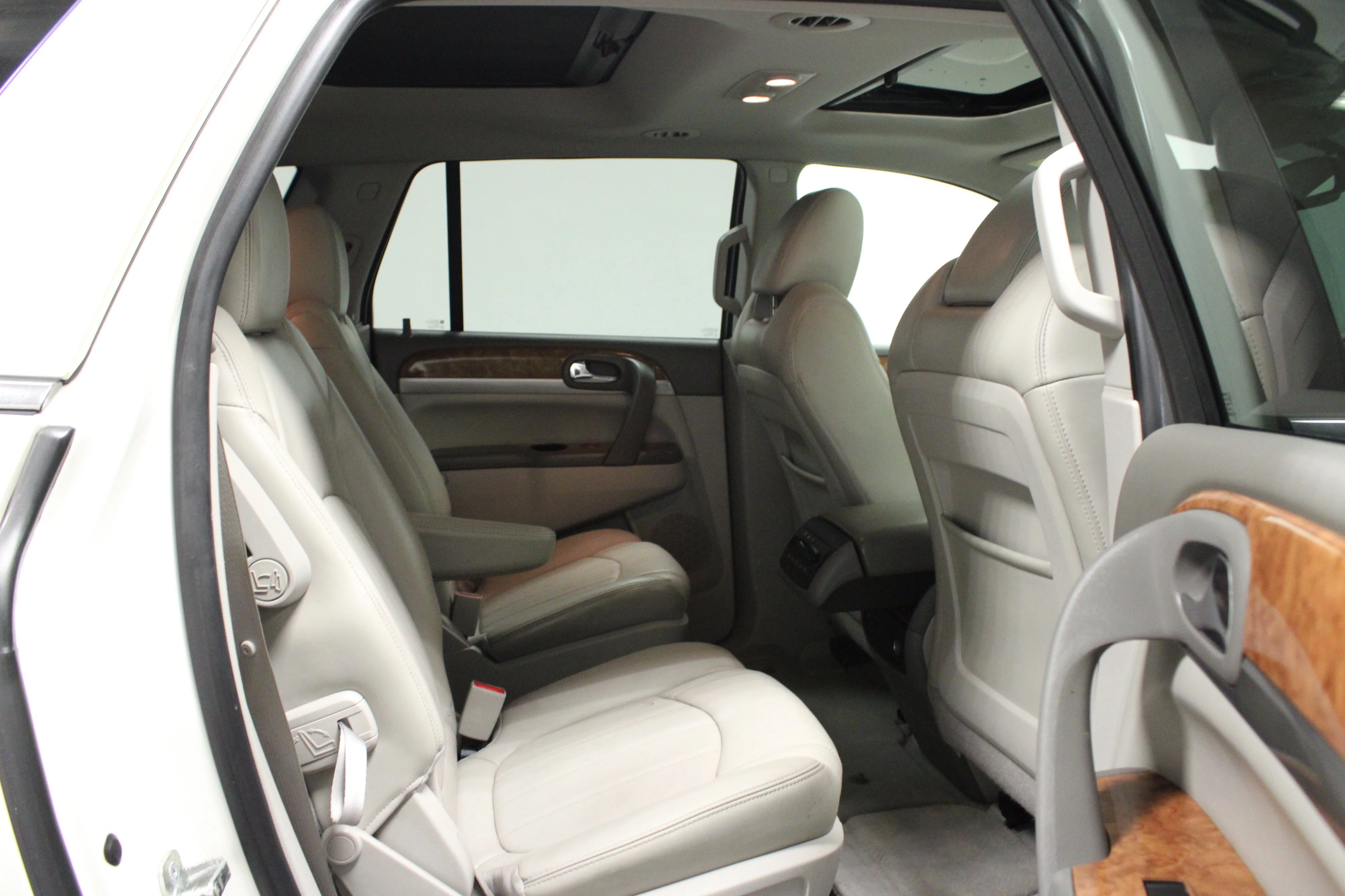 Used 2011 White Diamond Clearcoat Buick CXL image 16