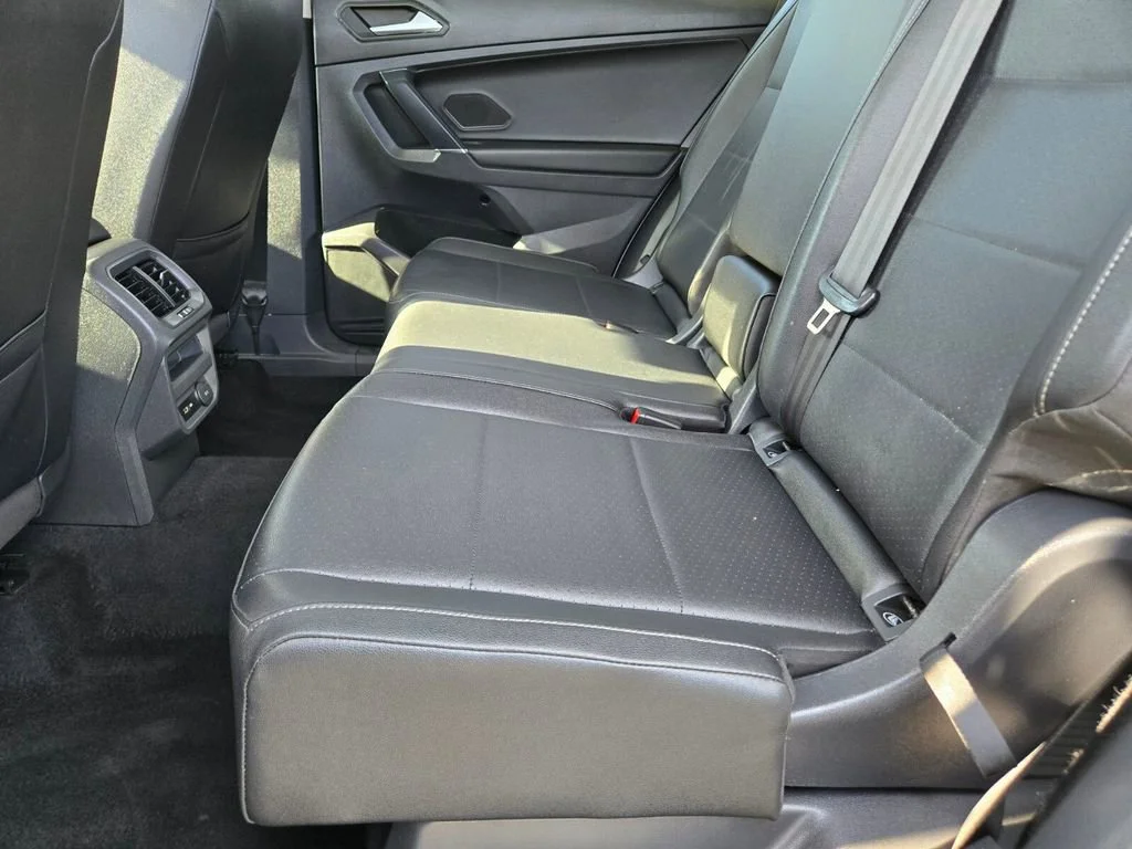 Used 2020 White Volkswagen SE image 11