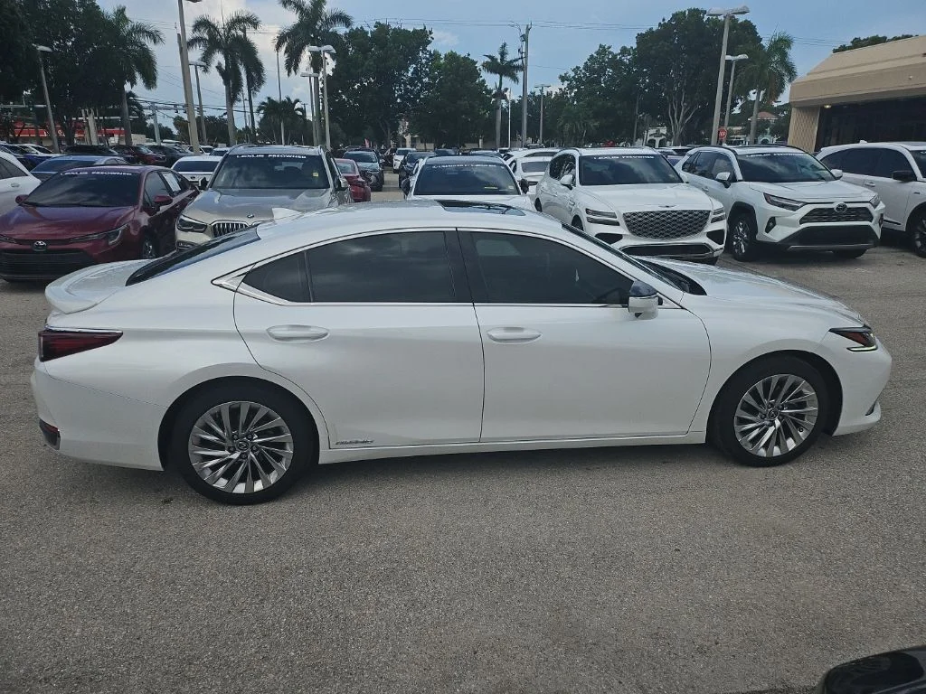 Certified Used 2020 EMINENT WHITE PEARL Lexus 300h Ultra Luxury image 4