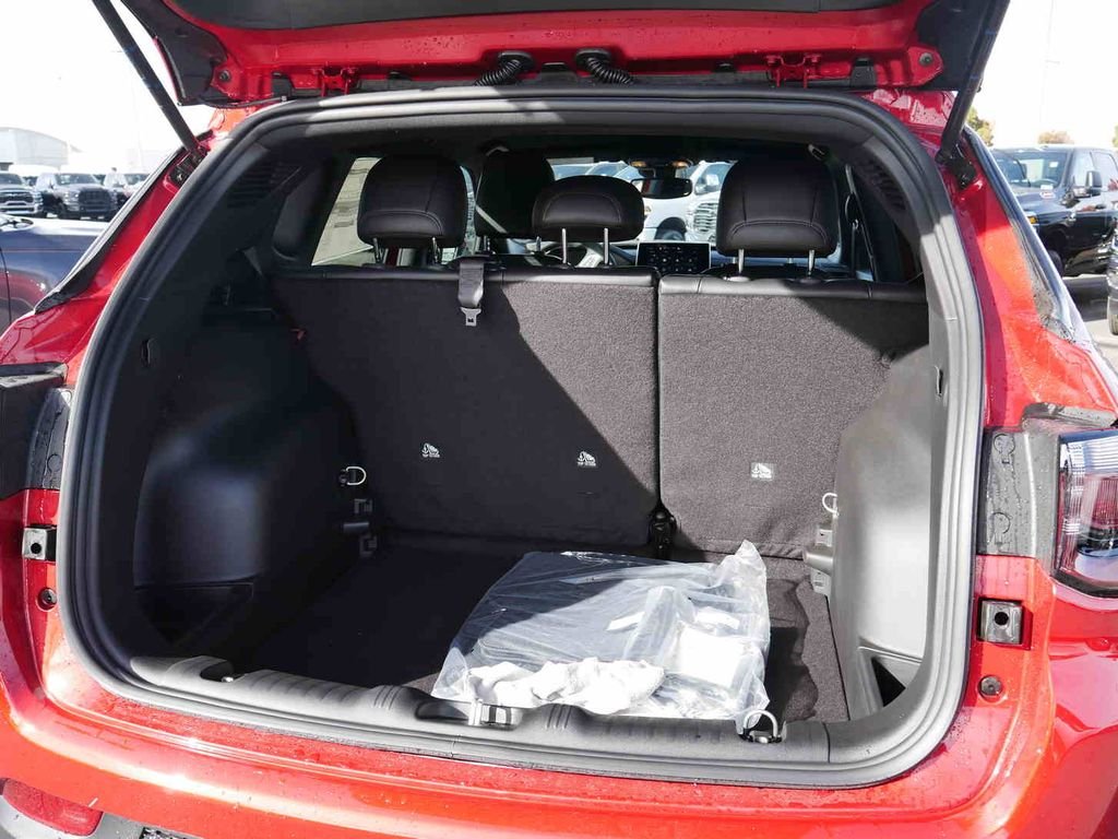 New 2026 Red Hot Pearlcoat Jeep Latitude image 7