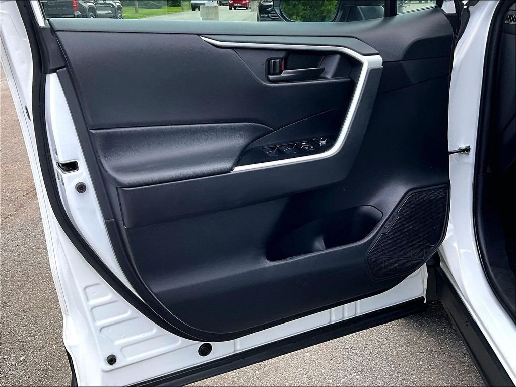 Used 2025 White Toyota LE image 9