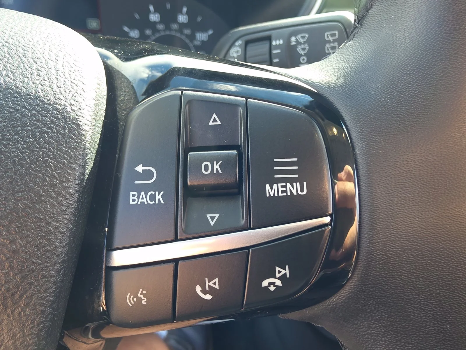 Used 2022 Oxford White Ford SE image 16
