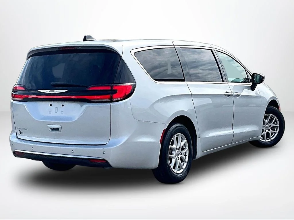 Used 2024 Silver Chrysler Touring L image 3