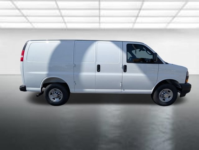 New 2026 Summit White Chevrolet WT image 23