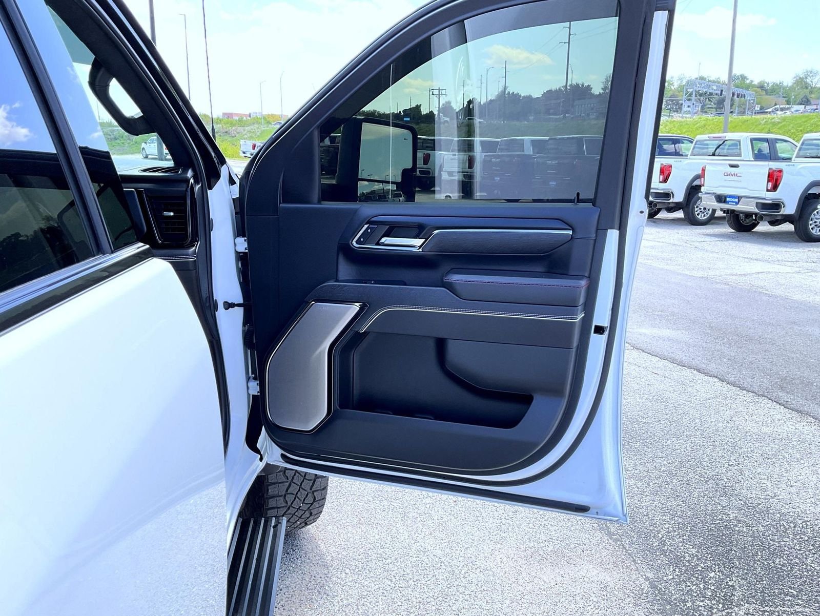 Used 2024 White GMC AT4X image 16