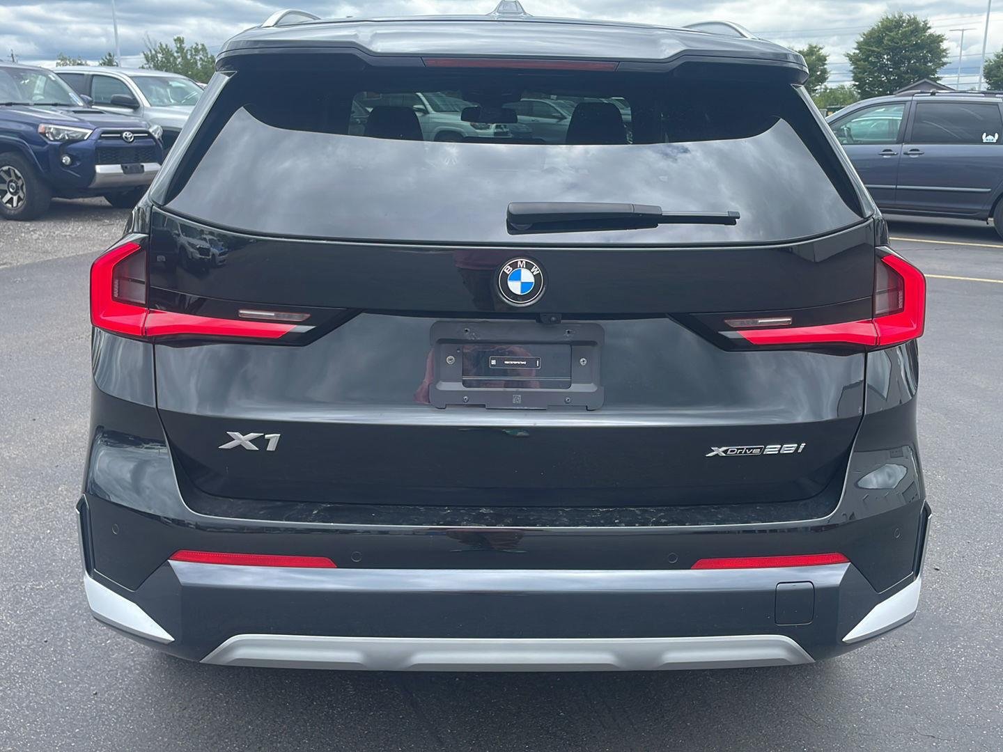Used 2023 Black Sapphire Metallic BMW xDrive28i image 11