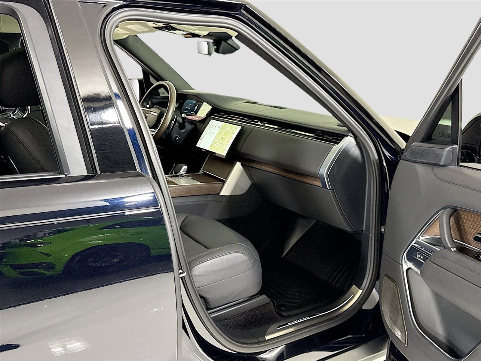 Used 2024 Ligurian Black SV Bespoke Ultra Metallic Gloss Land Rover Autobiography | Meridian 3D Sound | Rear TVs image 33