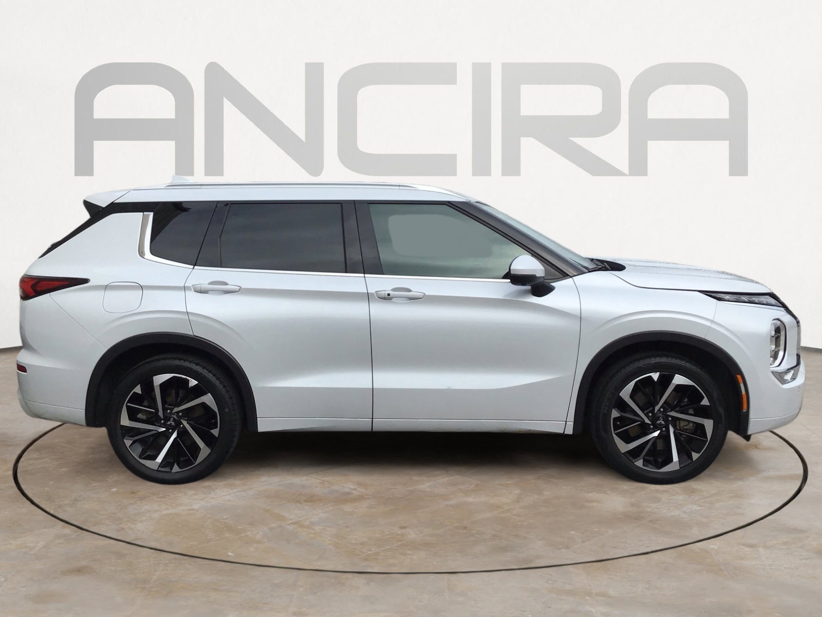 Used 2023 White Diamond Mitsubishi SEL image 13