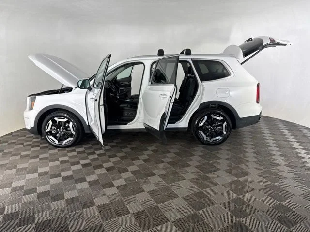 Used 2025 White Kia S image 11