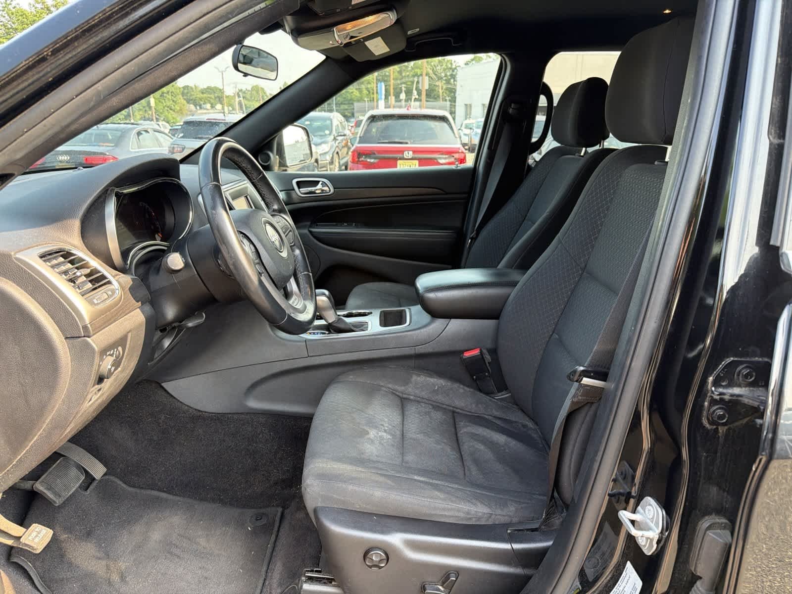 Used 2018 Diamond Black Crystal Pearlcoat Jeep Laredo E image 12
