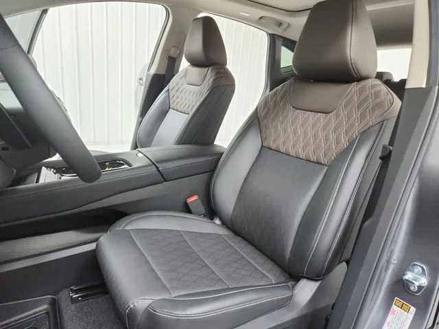 Used 2026 Gray Nissan Platinum image 19