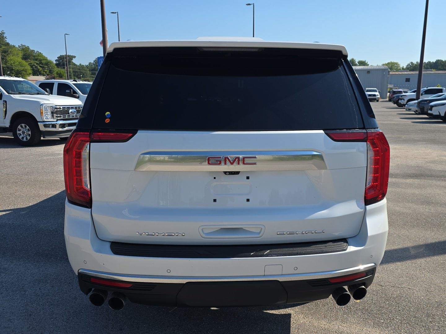 Used 2021 White Frost Tricoat GMC Denali image 4