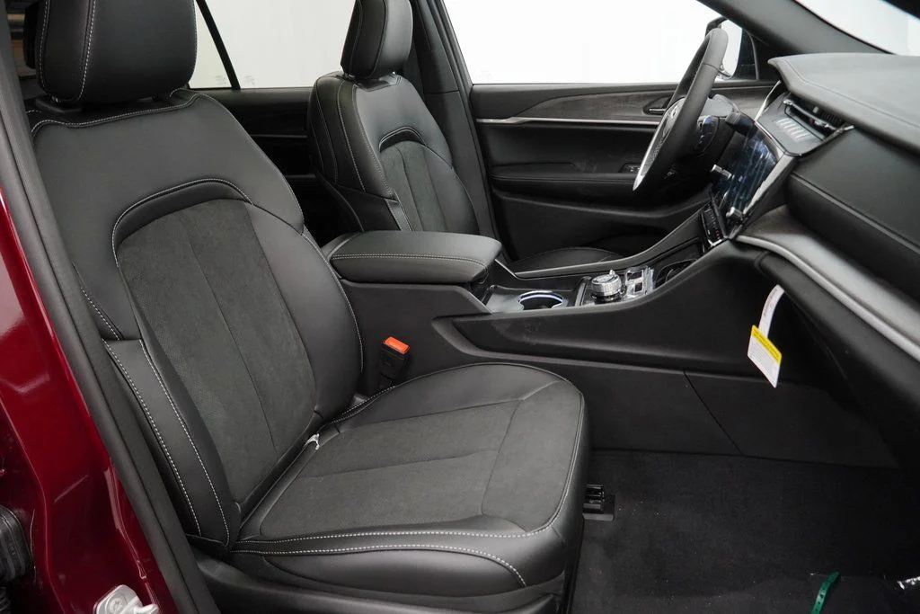 New 2026 Velvet Red Pearl-Coat Exterior Paint Jeep Altitude image 34