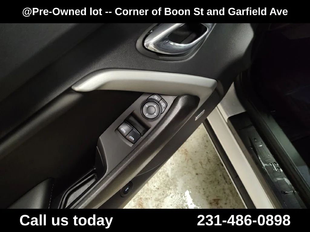 Used 2016  Chevrolet 2LT image 16