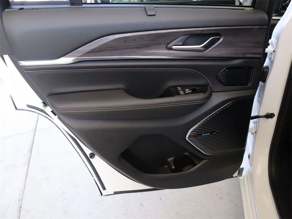 2023 Jeep Grand Cherokee Overland - Photo 28