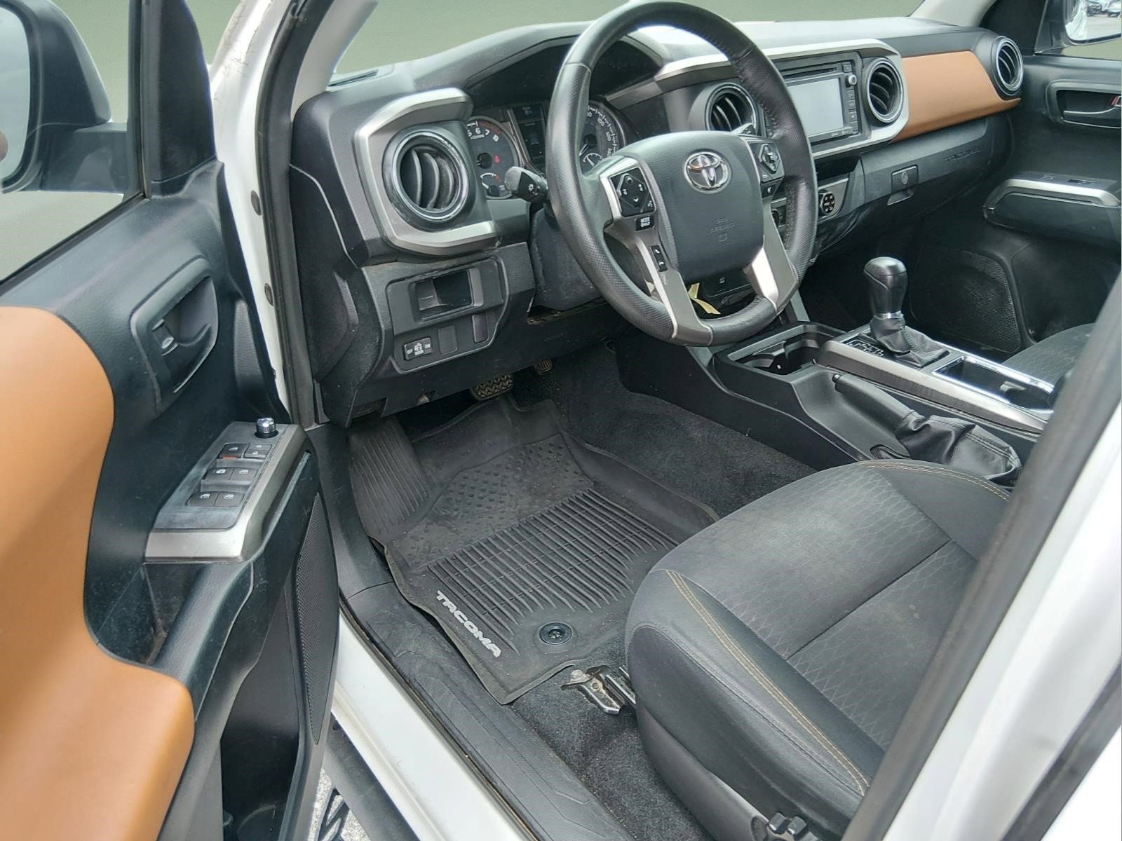 Used 2017 Super White Toyota SR5 image 9