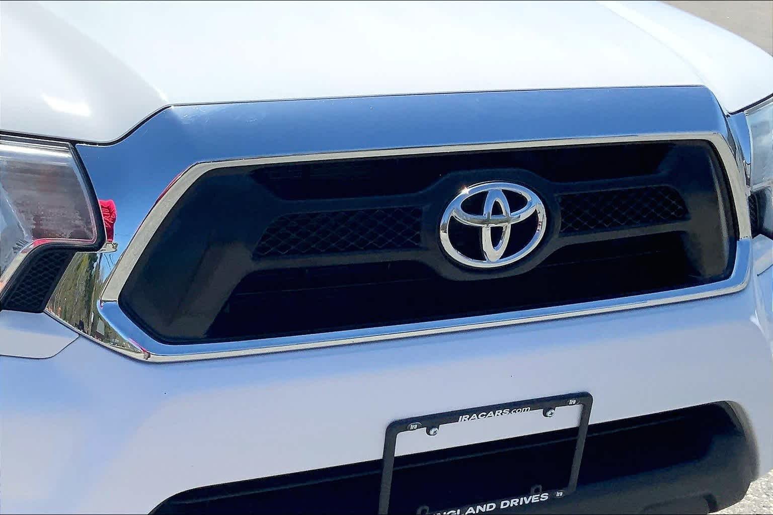 Used 2013 Super White Toyota  image 30