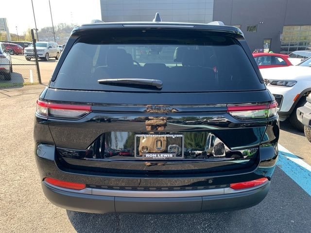 New 2026 Diamond Black Crystal Pearl-Coat Exterior Paint Jeep Altitude image 4