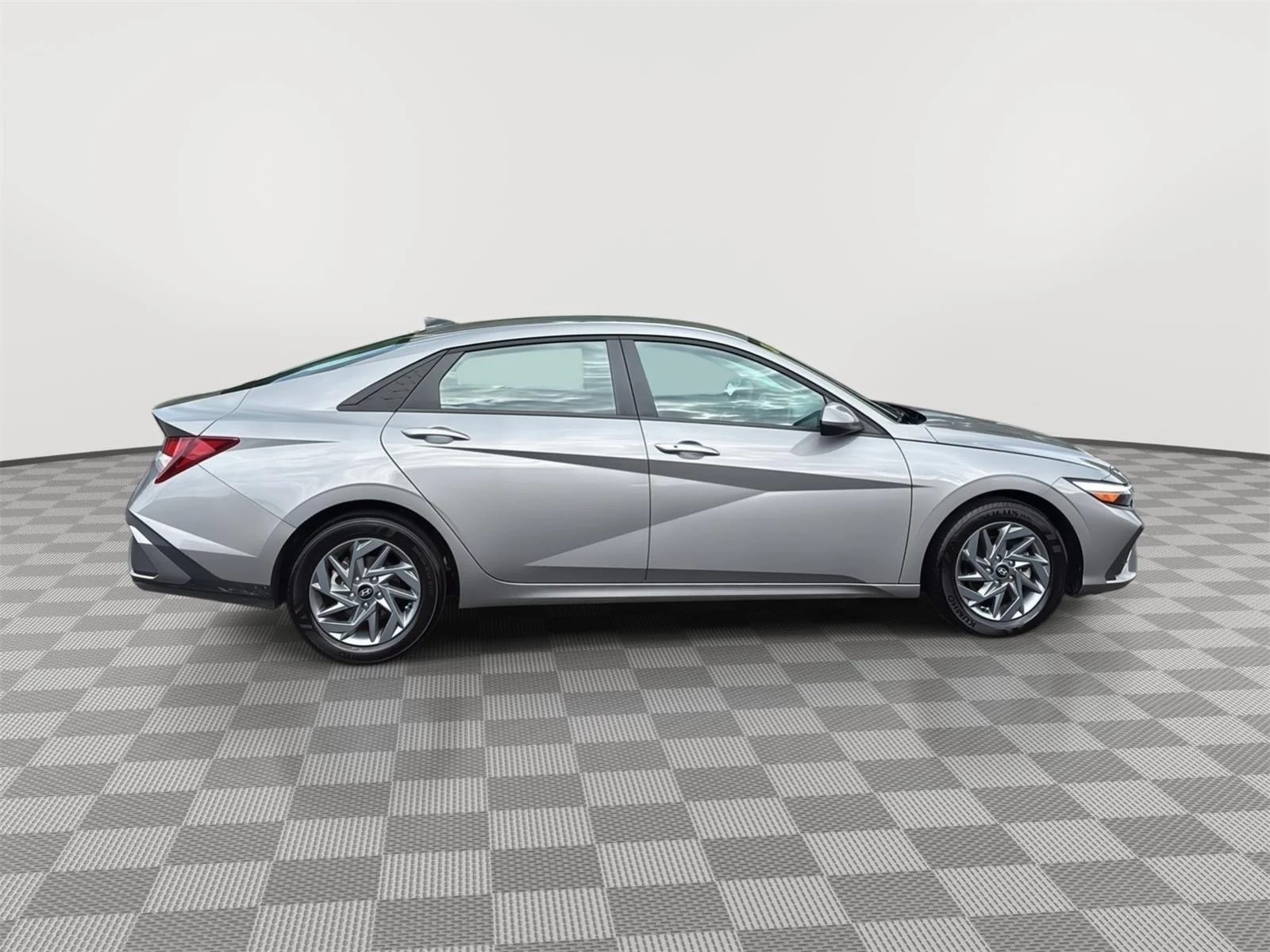 Certified Used 2024 Fluid Metal Hyundai SEL image 4