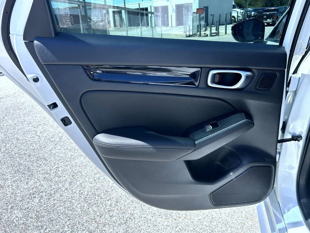 Used 2023 White Honda Touring image 17