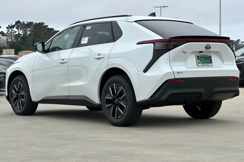 New 2026 Wind Chill Pearl <sup>1</sup> Toyota  XLE image 6
