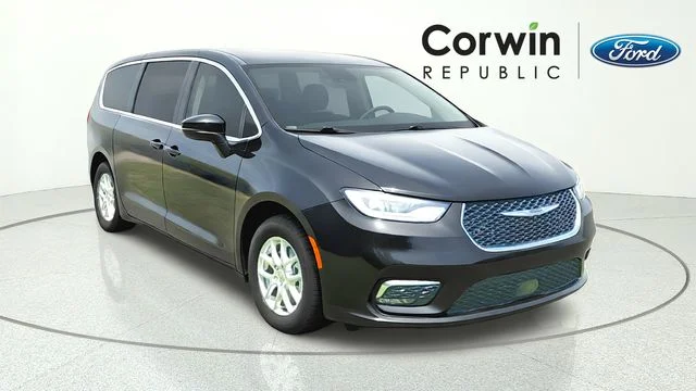 2023 Chrysler Pacifica Touring L's photo