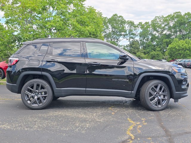 New 2026 Diamond Black Crystal Pearl-Coat Exterior Paint Jeep Limited image 30