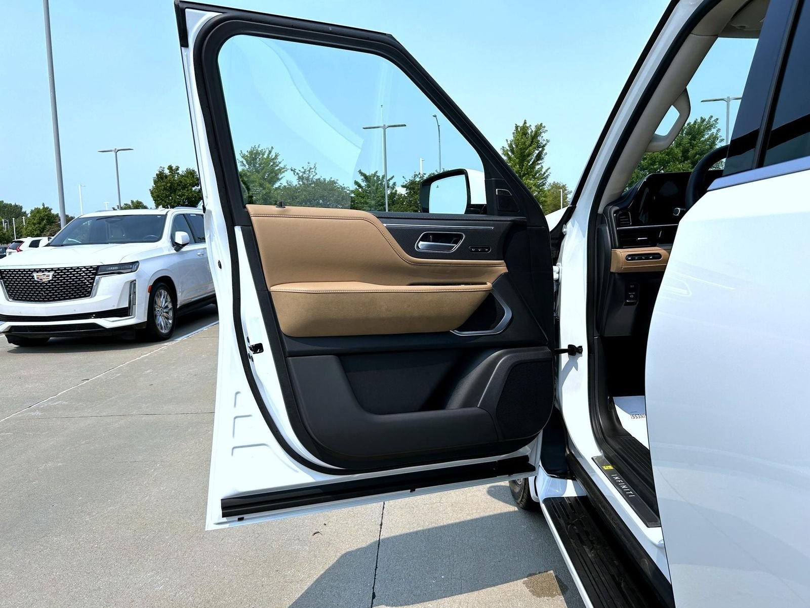 New 2027 RADIANT WHITE INFINITI Luxe 4WD image 9