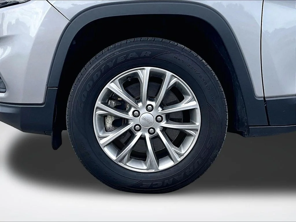 Used 2021 Silver Jeep Latitude Plus image 10