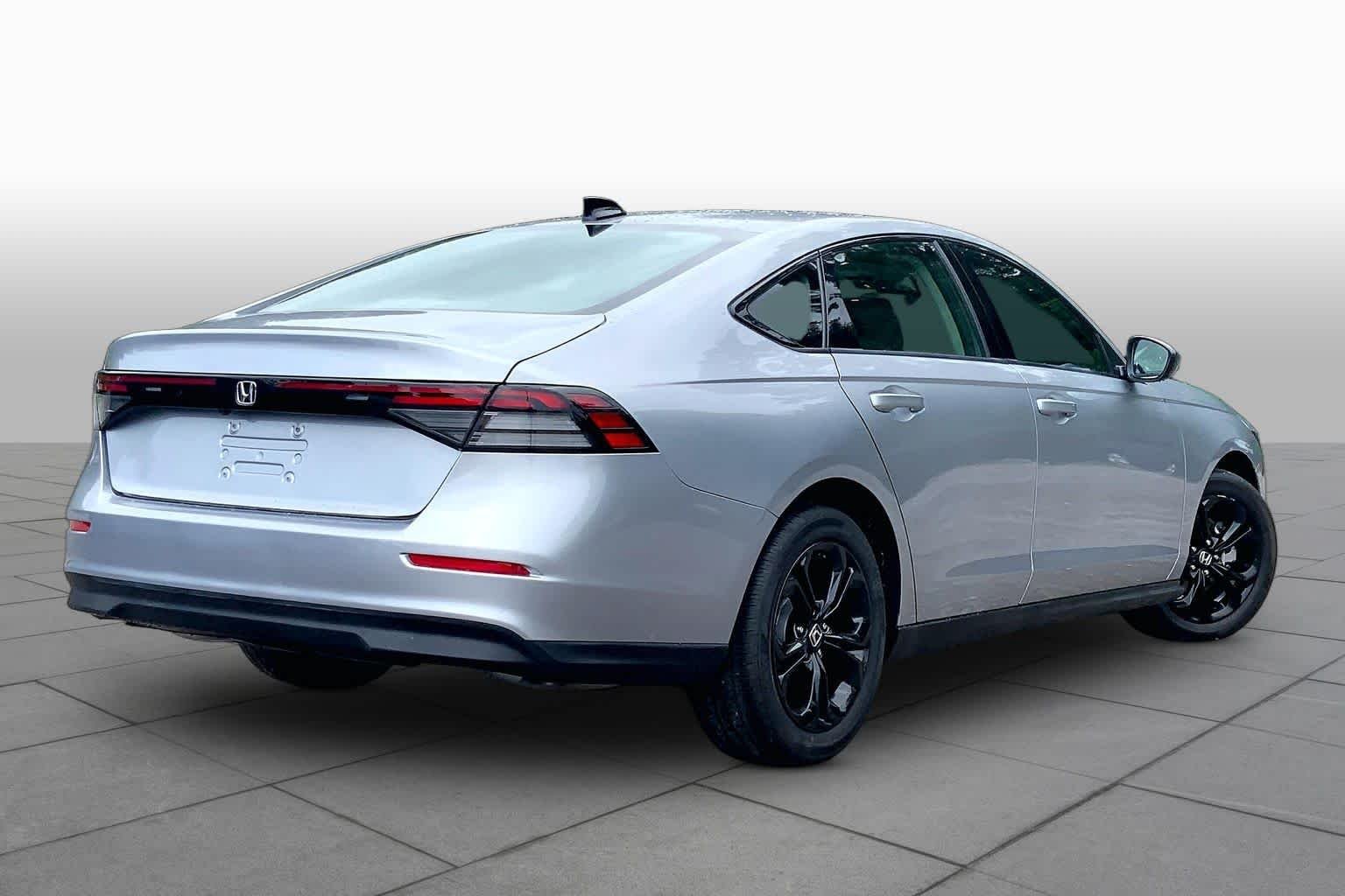 Used 2025 Meteorite Gray Metallic Honda SE image 13