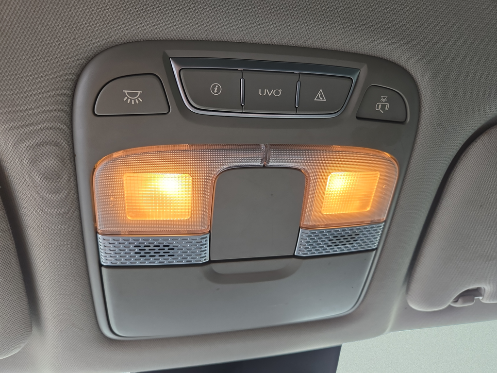 Used 2020 White Kia LX image 24