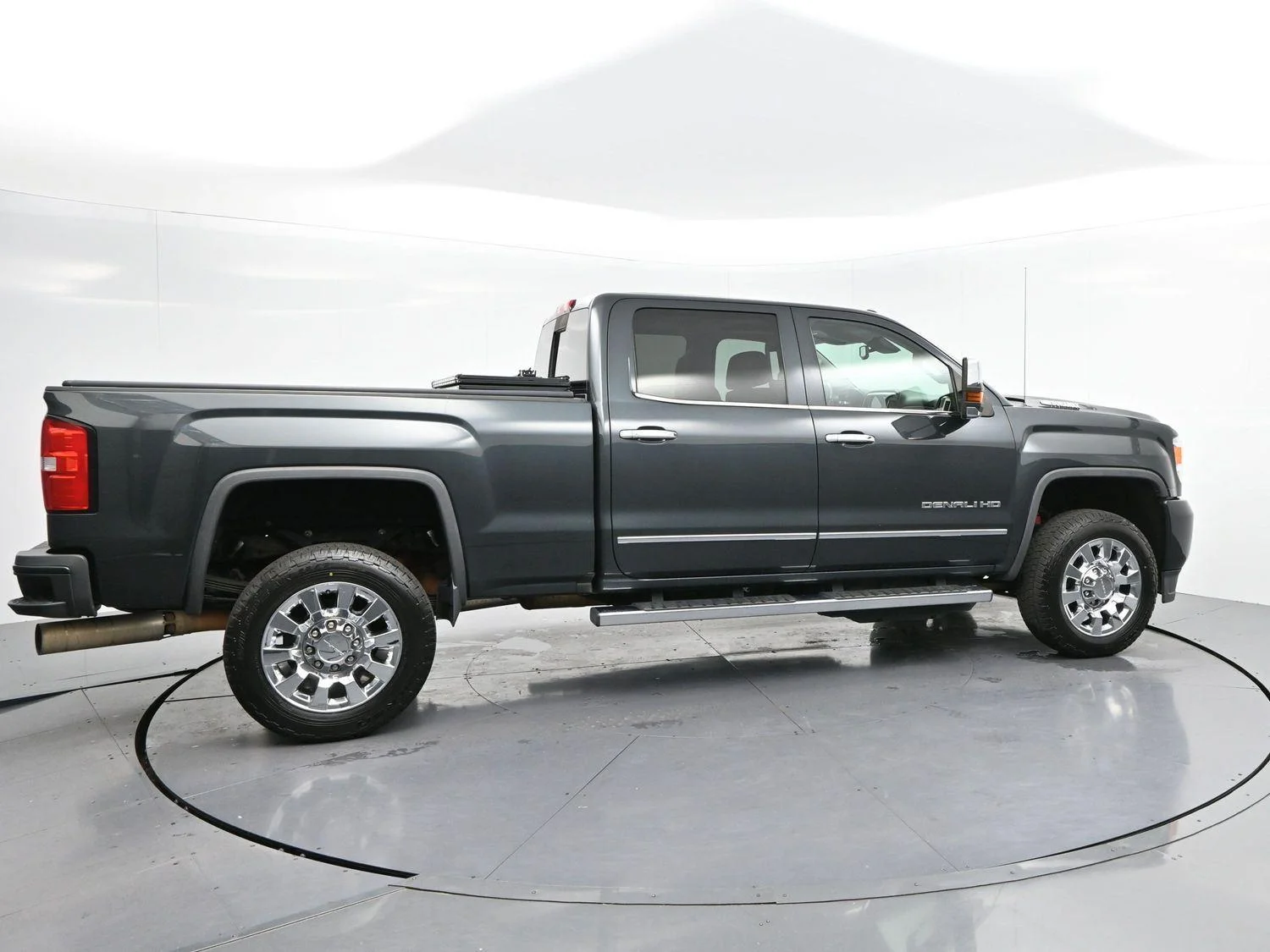 Used 2017 DARK SLATE METALLIC GMC Denali image 8