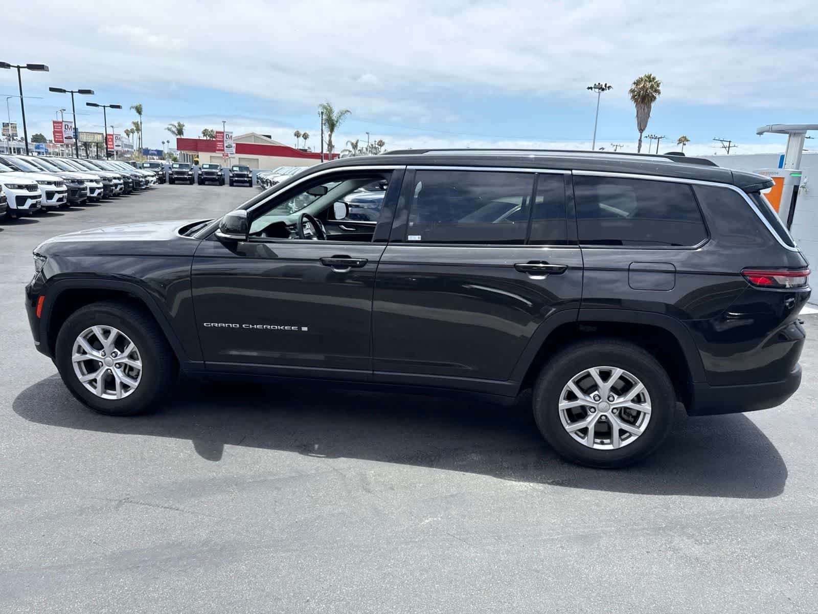 Used 2022 Rocky Mountain Pearlcoat Jeep Limited image 22