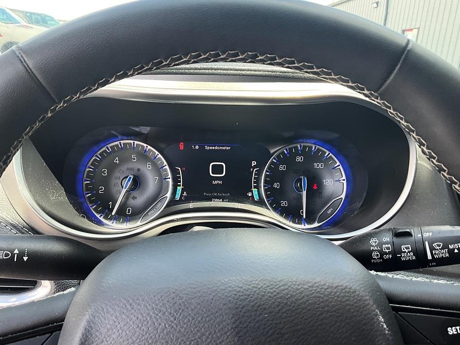 Used 2024 White Chrysler Limited image 17