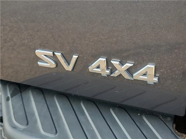 Used 2018 Gray Nissan SV 4x4 Crew Cab 6 ft. box 139.9 in. WB image 8