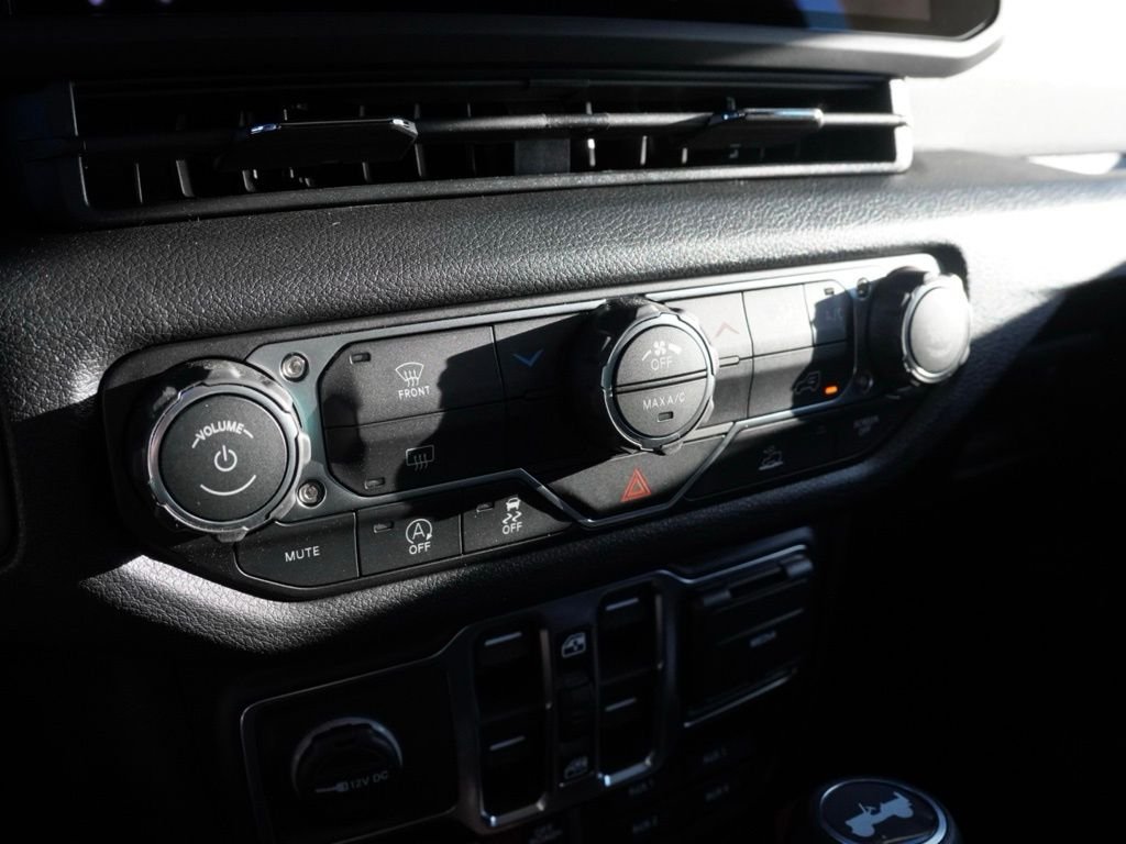 New 2026 Granite Crystal Metallic Clear-Coat Exterior Paint Jeep Willys image 11