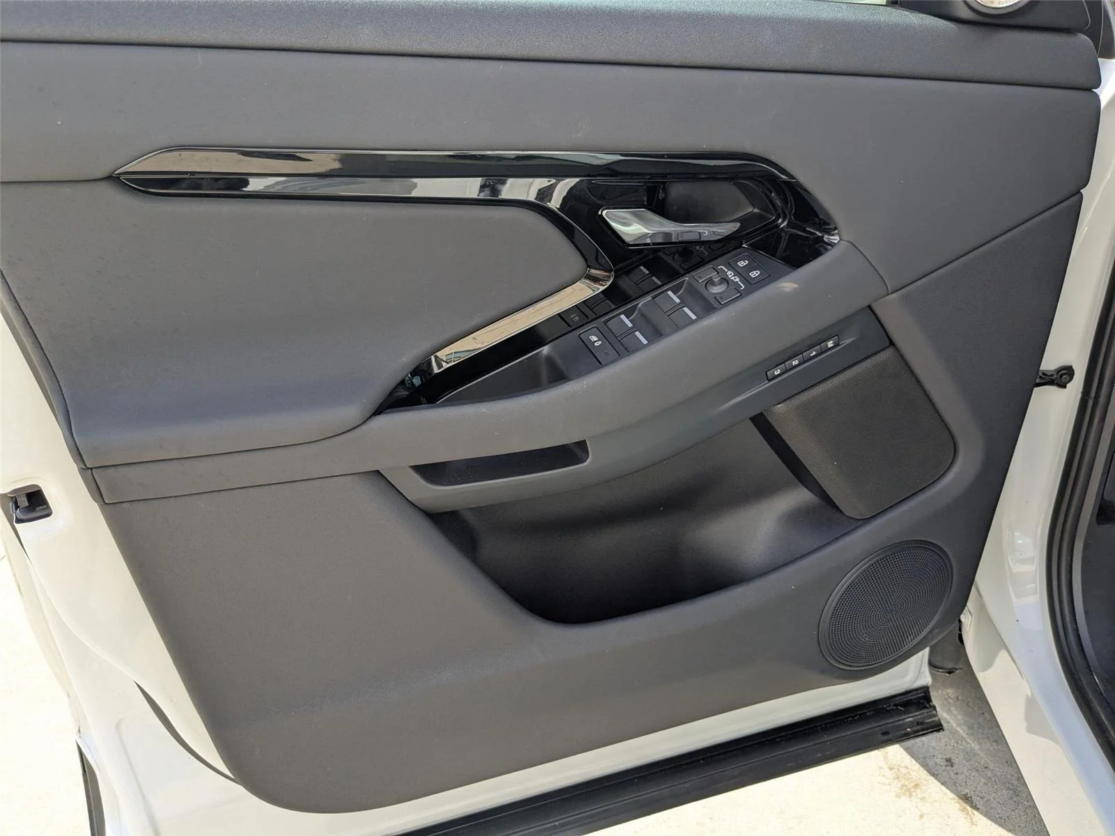 Used 2025 Fuji White Land Rover Dynamic SE image 10