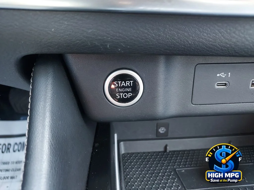Used 2023 Silver Nissan Platinum image 16