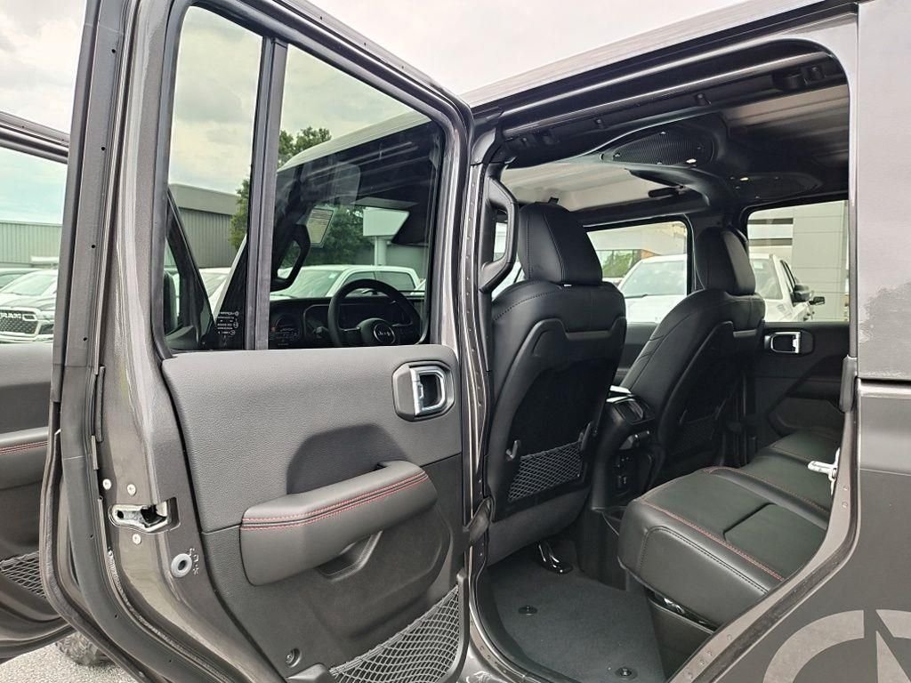 New 2026 Granite Crystal Metallic Clear-Coat Exterior Paint Jeep Rubicon X image 31