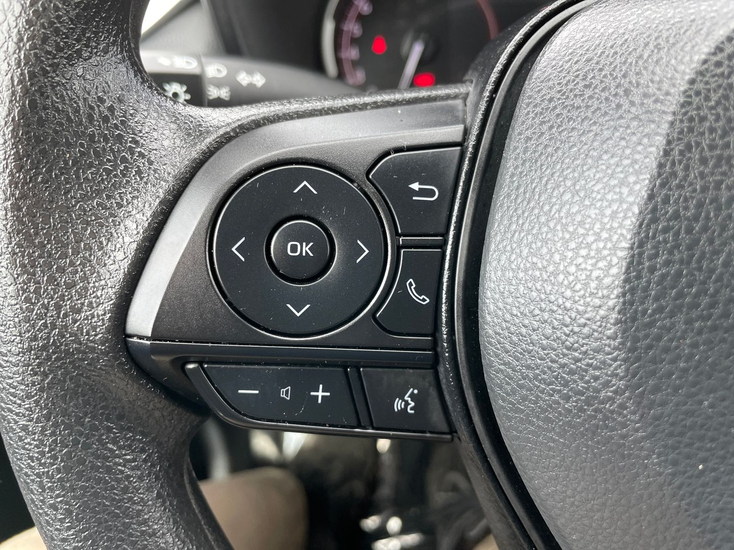 2025 Toyota RAV4 XLE - Photo 26